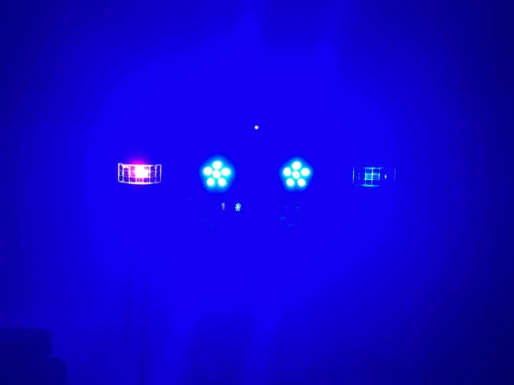 Helle blaue Lichter scheinen durch den Nebel und erzeugen einen lebendigen und dynamischen visuellen Effekt. An den Seiten ist ein Hauch von rotem und blaugrünem Licht sichtbar.