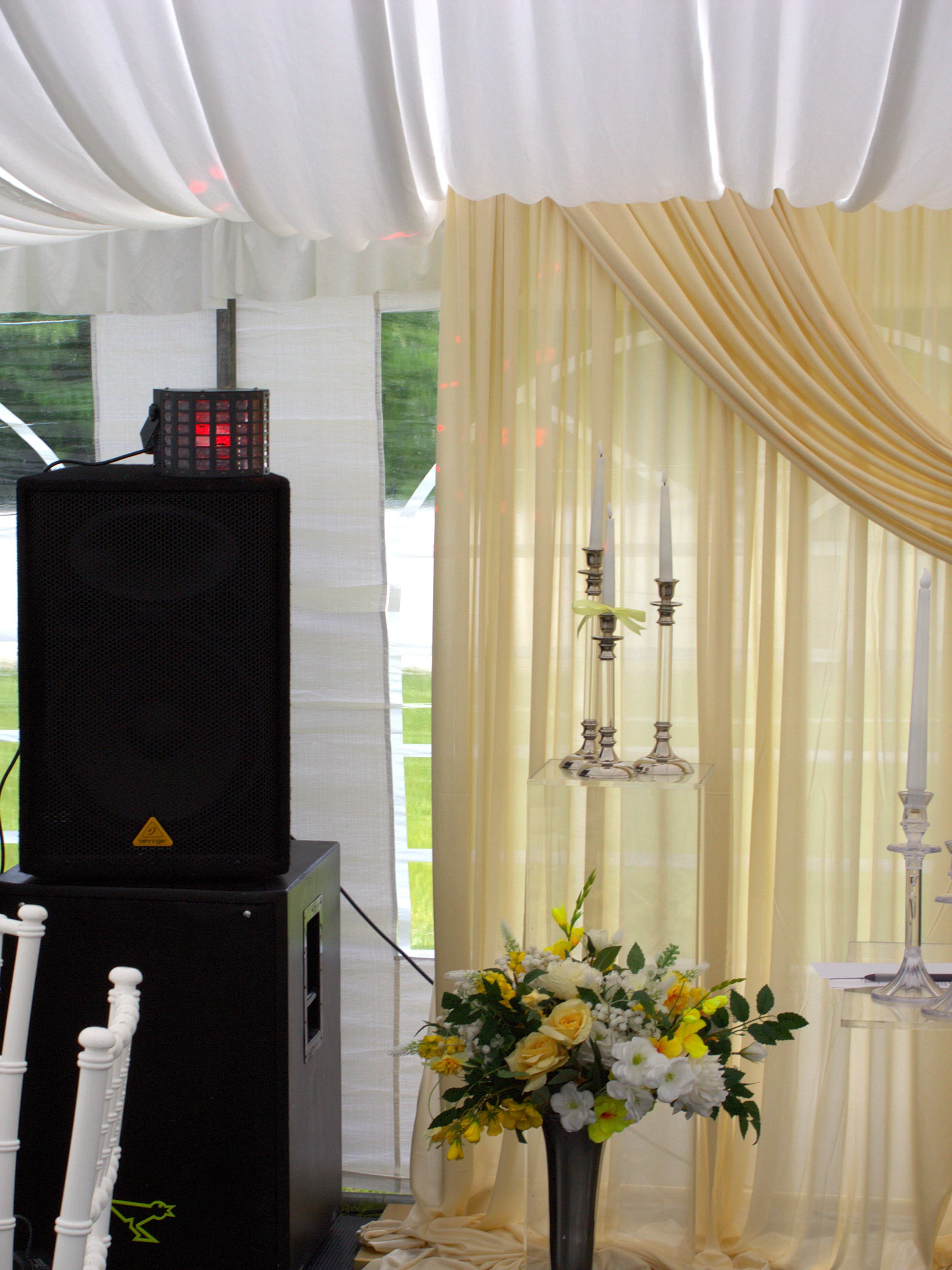 Professionell aufgebaute Hochzeitstechnik mit Lautsprechern, Lichtanlage und Bühnentechnik für eine Hochzeit im Festzelt.