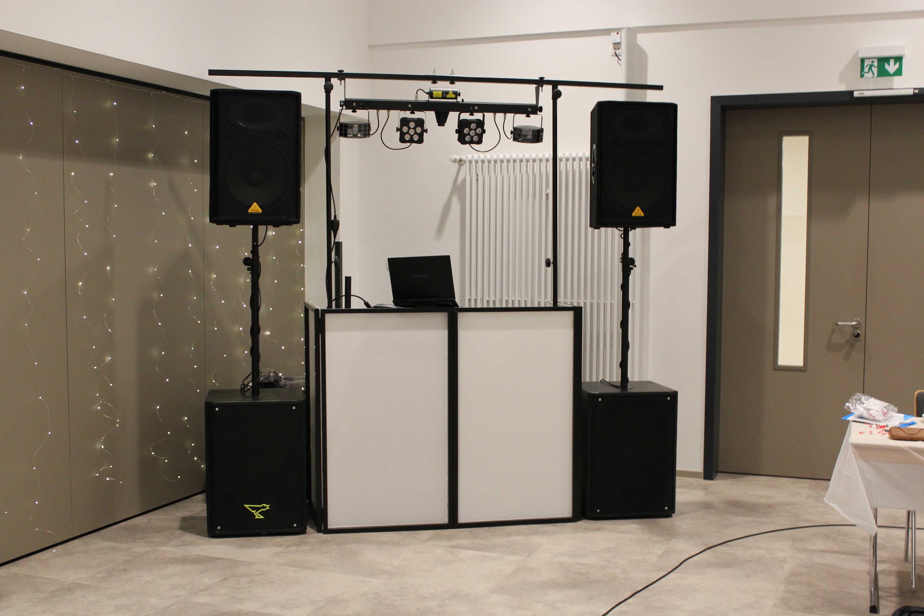Komplette PA-Anlage mit Musikanlage, Lichttechnik und DJ-Tisch