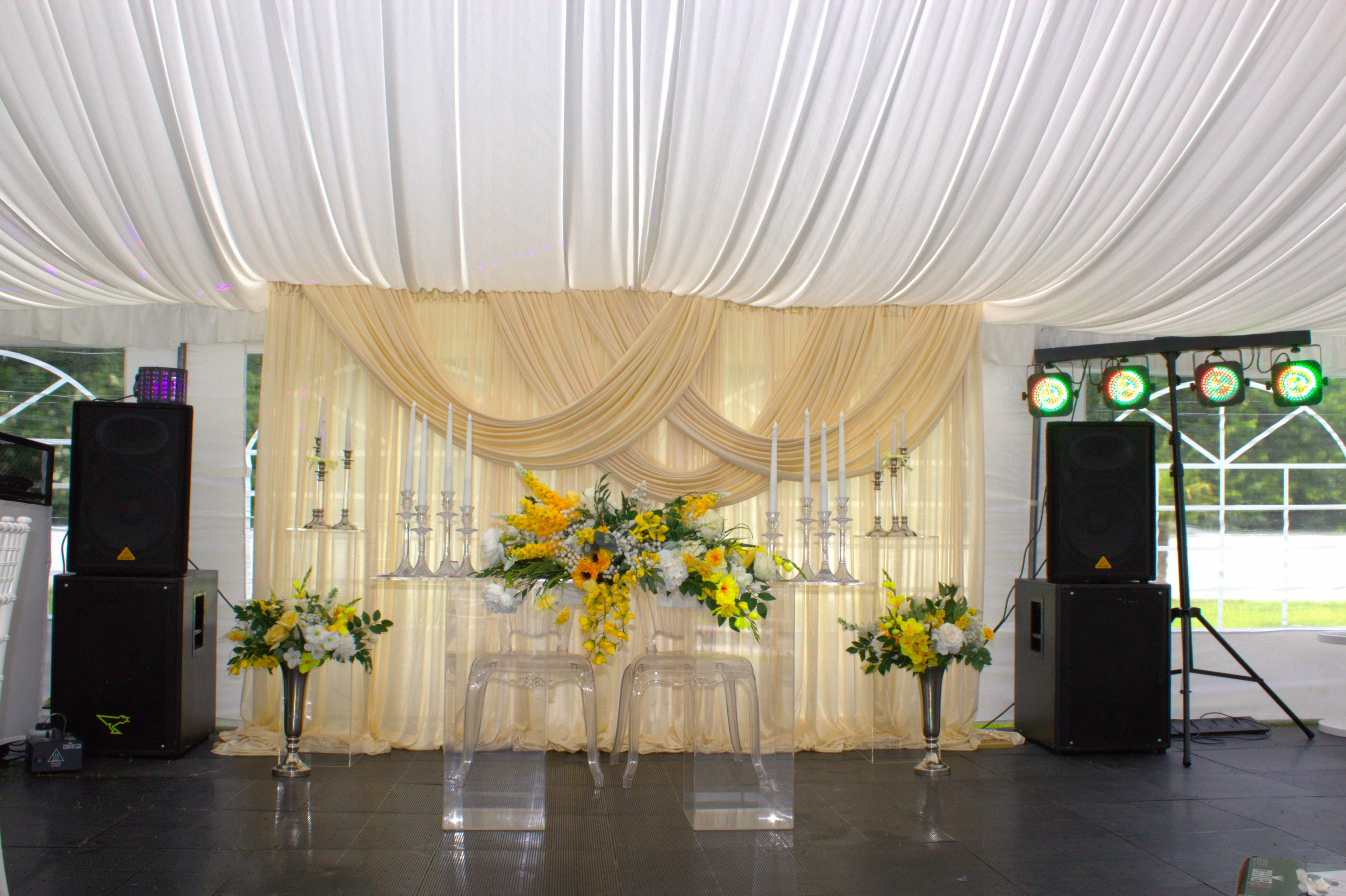 Professionell aufgebaute Hochzeitstechnik mit Lautsprechern, Lichtanlage und Bühnentechnik für eine Hochzeit im Festzelt.