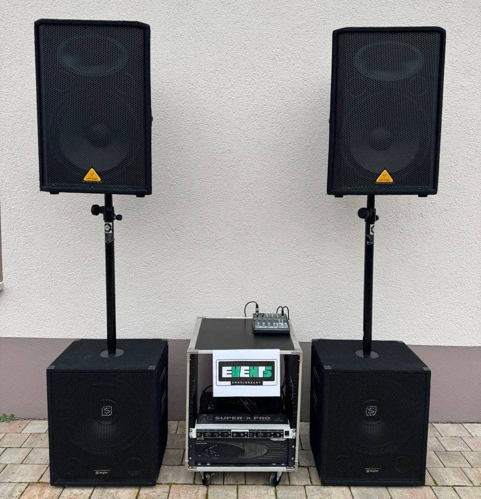 Lautsprecher-Set mit Subwoofern, Audiomixer und Verstärker auf Wagen